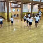 ぱんだ組です。準備体操をしています。