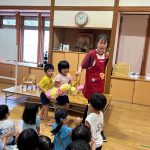 ８月生まれのお友達を、お花の列車で迎えに行きました。