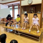 ８月生まれのお友達がステージ上に揃いました。