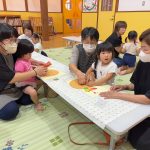 保護者の方と一緒に、保育室に飾る壁面を作りました。