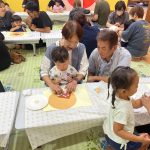 折り紙を一緒に折っています。