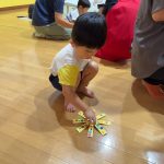 作ったコマで遊びました。夢中になって回していました。