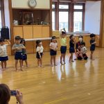 子ども達が楽しみにしていた参観の日がやってきました。最初に季節の歌を歌いました。