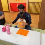 保護者の方と一緒に果物作りをしました。