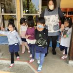 非常ベルの音を聞いて、園庭に避難しました。