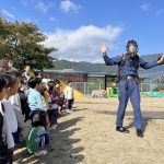 酸素マスクなどを近くで見させてもらいました。