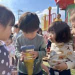 実際にホースなどの物を見せて頂きました。初めて身近に触れて、子ども達は嬉しそうでした。