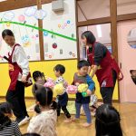 １０月生まれのお友達をお花の列車で迎えに行きました。