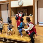 担任の先生がお誕生カードの紹介をしました。