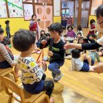 お兄さんからお誕生カードをプレゼントしてもらい、嬉しそうにしていました。