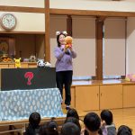 保育教諭からの出し物を、みんなで楽しみました。