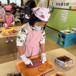 ピーラーで皮むきをしています。