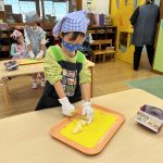 包丁でさつまいもを細かく切りました。