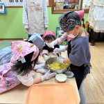 みんなで協力して、さつまいもをマッシュしました。