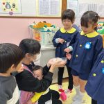 先生たちにも配りました。旬のさつまいもを使って、秋らしさを感じることができました。