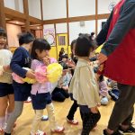 １１月生まれのお友達をお花の列車で迎えに行きました。