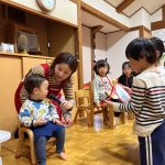 お兄さん・お姉さんからお誕生カードをプレゼントしてもらいました。