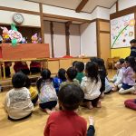 保育教諭からの出し物は人形劇でした。最後には大きなケーキが出てきました。