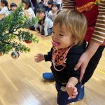 お誕生会後に、クリスマスツリーの飾り付けをしました。