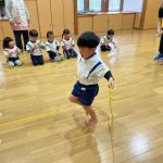 後ろから前に回して、跳ぶことができました。