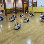 ぱんだ組です。組体操の技と合わせて、準備体操をしました。