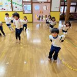 ぱんだ組も縄跳びを使って運動しました。