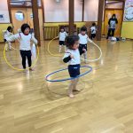 フラフープにも挑戦しました。少しずつ上手になり、成長が感じられました。