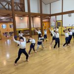 きりん組です。縄跳びを使って柔軟しました。