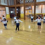 みんな上手に前跳びができていました。