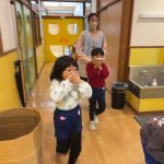 ハンカチで口元を塞いで避難しています。