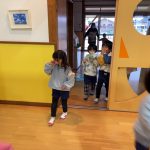 きりん組のストーブから出火したので、きりん組の近くを通らないように避難しました。