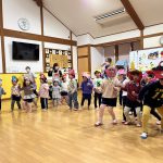 元気良く「豆まき」の歌を歌い、「鬼のパンツ」のダンスをしました。