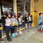 テラスに出て、豆まきのイメージトレーニングをしました。