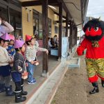 勇敢に立ち向かっています。