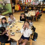 鬼を退治してほっとした後は、給食の時間に恵方巻きをたくさん食べました。
みんなが今年も１年元気で過ごせますように。