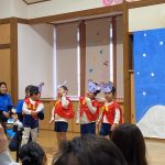 こあら組の劇あそび「てぶくろ」です。