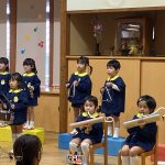 指揮者の先生を見て、しっかり集中していました。