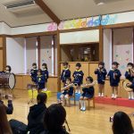 ぱんだ組の発表です。最初に「おどるポンポコリン」の合奏をしました。