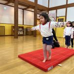 ぱんだ組です。前回りの後の姿勢も綺麗です。