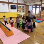 非常ベルが鳴ったので、保育教諭の近くに集まりました。