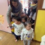 乳児クラスの子も先生と避難しました。