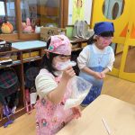 小麦粉やドライイーストなどを混ぜて、生地を作りました。