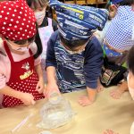 慎重に水を入れています。