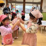 ２人で協力して生地をこねました。