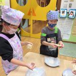 午前中に発酵させた生地を、午後からピザの形にしました。