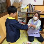 先生達にもピザを配りました。園生活最後のクッキングは大成功に終わりました。