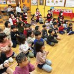 みんなでお誕生日の歌を歌ってお祝いしました。