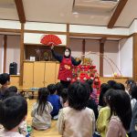 保育教諭からの出し物です。南京玉すだれを見て、歓声が上がっていました。