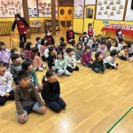 最初にひなまつりの歌を歌いました。