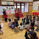 ひなまつりについてのクイズを行いました。たくさん手が挙がり、盛り上がっていました。